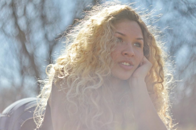 Model, curly hair, golden hair, sunshine, natural light, gray eyes, portrait